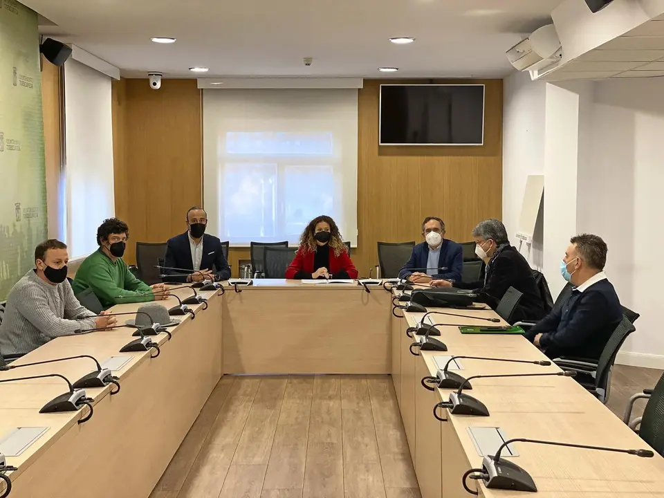 Autoridades y vecinos de Barreda durante la reuni&oacute;n. / Alerta
