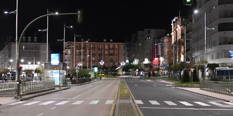 Vista de la calle en el centro de Santander vac&iacute;a durante el toque de queda que sigue vigente a d&iacute;a de hoy. / Hardy