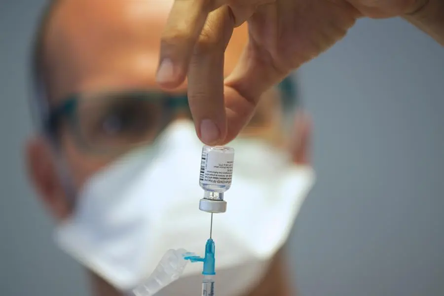 Un enfermero prepara dosis de la vacuna contra el coronavirus de Pfizer-BioNtech. EFE/Carlos de Sa&aacute;/Archivo