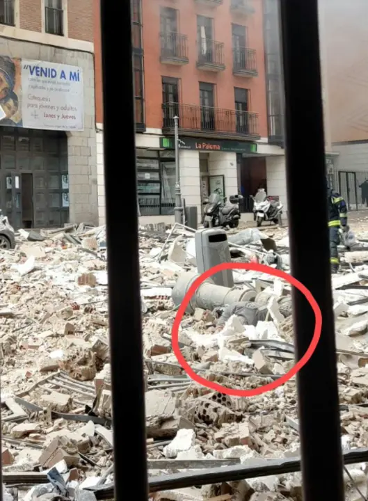 Se aprecia en la fotograf&iacute;a una persona entre los escombros.
