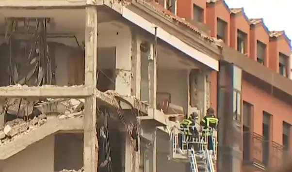 Las bomberos realizando labores en el edificio.
