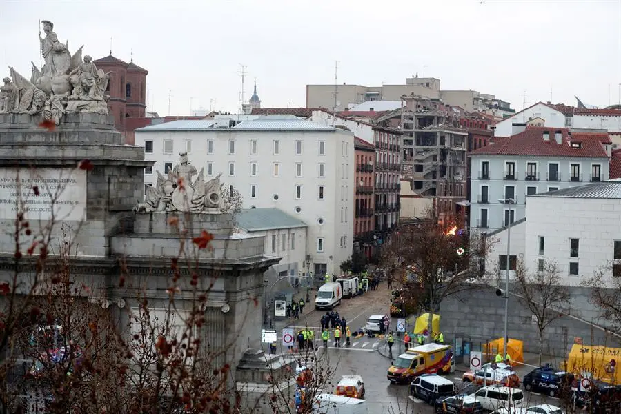 MADRID, 20/01/2021.- Efectivos de Bomberos, Polic&iacute;a y equipos de emergencias trabajan en la calle Toledo de Madrid, en el lugar en el que dos personas han muerto tras la explosi&oacute;n de gas que ha provocado el derrumbe de parte de un edificio de seis plantas en el centro de Madrid. La explosi&oacute;n ha afectado completamente a la fachada de la finca situada en la calle de Toledo, en el distrito de La Latina, muy cerca de la Puerta de Toledo y junto a la iglesia de la Paloma. EFE/ Kiko Huesca
