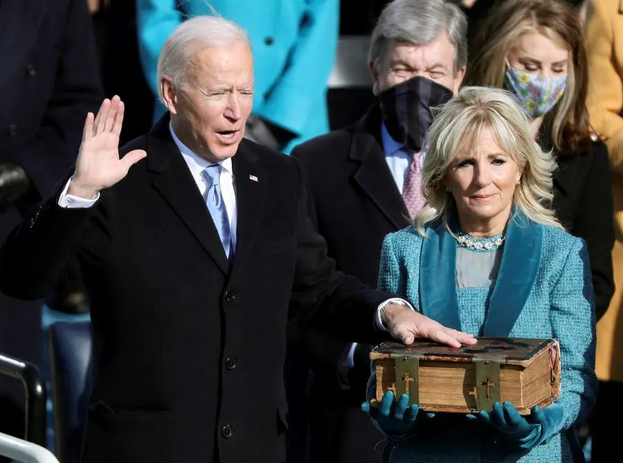 El Presidente electo de los Estados Unidos, Joe Biden (L), junto a la Dra. Jill Biden (C), mientras el Presidente de la Corte Suprema, John Roberts, le presta el juramento del cargo durante la ceremonia inaugural del Presidente electo Joe Biden y la Vicepresidenta electa Kamala Harris en el Frente Oeste del Capitolio de los Estados Unidos en Washington, DC, EE.UU., el 20 de enero de 2021. Biden gan&oacute; las elecciones del 3 de noviembre de 2020 para convertirse en el 46&ordm; Presidente de los Estados Unidos de Am&eacute;rica. EPA-EFE/MICHAEL REYNOLDS

Traducci&oacute;n realizada con la versi&oacute;n gratuita del traductor www.DeepL.com/Translator