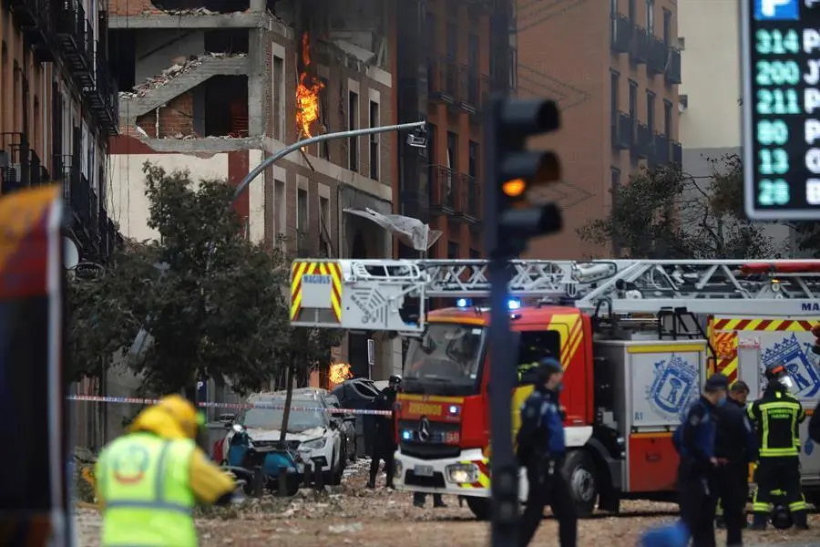 Efectivos de Bomberos, Polic&iacute;a y equipos de emergencias trabajan en la calle Toledo de Madrid, en el lugar en el que dos personas han muerto tras la explosi&oacute;n que ha provocado el derrumbe de parte de un edificio de seis plantas en el centro de Madrid. La explosi&oacute;n ha afectado completamente a la fachada de la finca situada en la calle de Toledo (c), en el distrito de La Latina, muy cerca de la Puerta de Toledo y junto a la iglesia de la Paloma.-EFE/ David Fern&aacute;ndez