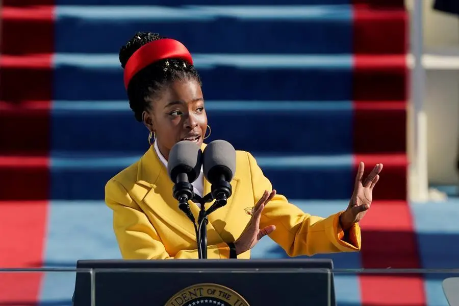 La poetisa estadounidense Amanda Gorman lee un poema durante la inauguraci&oacute;n de Joe Biden como Presidente de los Estados Unidos en Washington, DC, EE.UU., el 20 de enero de 2021. Biden gan&oacute; las elecciones del 3 de noviembre de 2020 para convertirse en el 46&ordm; Presidente de los Estados Unidos de Am&eacute;rica. (Estados Unidos) EFE/EPA/Patrick Semansky / POOL