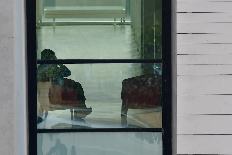 Una persona de avanzada edad en una residencia de Santander. / HARDY