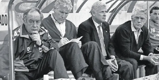 En la imagen, se ve a Gonzalo Torre, en primer t&eacute;rmino, con ch&aacute;ndal, en un banquillo comandado por Saro. / ARCHIVO JOS&Eacute; RAM&Oacute;N GONZ&Aacute;LEZ