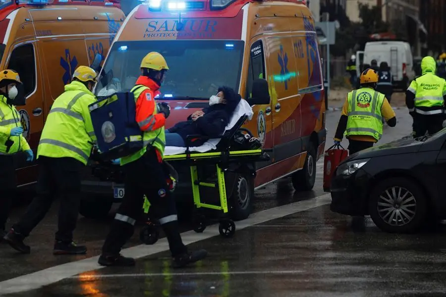 MADRID, 20/01/2021.- Efectivos de Bomberos, Polic&iacute;a y equipos de emergencias trabajan en la calle Toledo de Madrid, en el lugar en el que dos personas han muerto tras la explosi&oacute;n que ha provocado el derrumbe de parte de un edificio de seis plantas en el centro de Madrid. La explosi&oacute;n ha afectado completamente a la fachada de la finca situada en la calle de Toledo (c), en el distrito de La Latina, muy cerca de la Puerta de Toledo y junto a la iglesia de la Paloma.-EFE/ David Fern&aacute;ndez