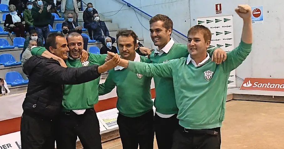 &Oacute;scar Gonz&aacute;lez, en el centro, junto a sus compa&ntilde;eros tras ganar la Copa Apebol-Trofeo Hipercor. / Hardy