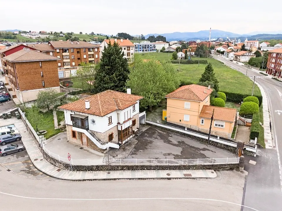 Vista de la &lsquo;Casa del M&eacute;dico&rsquo; de Requejada. / Alerta
