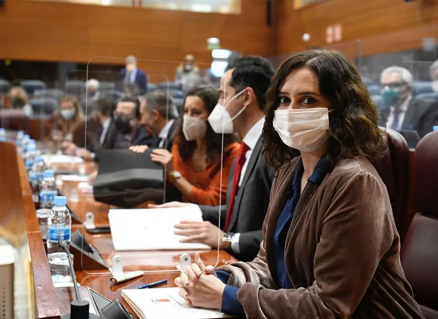 La presidenta de la Comunidad de Madrid, Isabel D&iacute;az Ayuso (d), y el vicepresidente de la regi&oacute;n, Ignacio Aguado (2d), asisten al pleno. EFE/ V&iacute;ctor Lerena