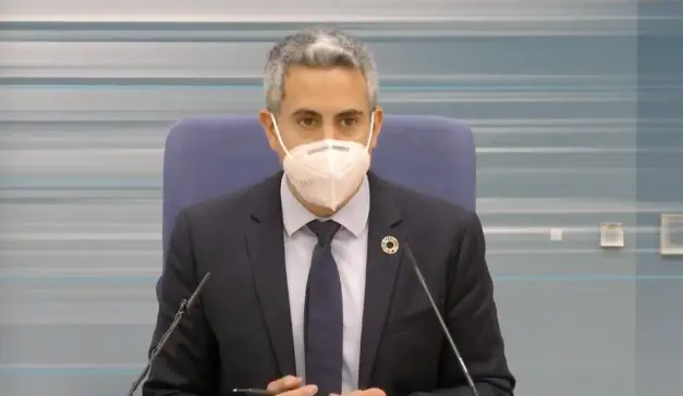 El vicepresidente de Cantabria durante la rueda de prensa para informar de los casos en la comunidad. / ALERTA