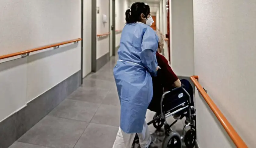 Un t&eacute;cnico sociosanitario de un centro de mayores. / ALERTA