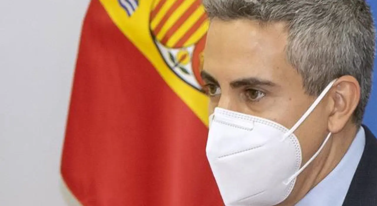 Informando hoy en rueda de prensa el vicepresidente y portavoz del Gobierno de Cantabria, Pablo Zuloaga. / ALERTA