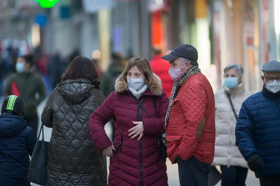Un hombre y una mujer con mascarilla el primer d&iacute;a del cierre perimetral decretado en Lugo, Galicia (Espa&ntilde;a), a 15 de enero de 2021. El cierre perimetral forma parte del paquete de nuevas restricciones de la Xunta para frenar la expansi&oacute;n del virus y que han entrado en vigor este viernes a las 00.00 horas. Actualmente, la capital lucense cuenta con una incidencia entre 50 y 150 casos por cada 100.000 habitantes, lo que la sit&uacute;a en riesgo medio-alto. Los contagios diagnosticados en los &uacute;ltimos 14 d&iacute;as en Lugo son 118.
Carlos M&aacute;rquez / Europa Press
15/1/2021