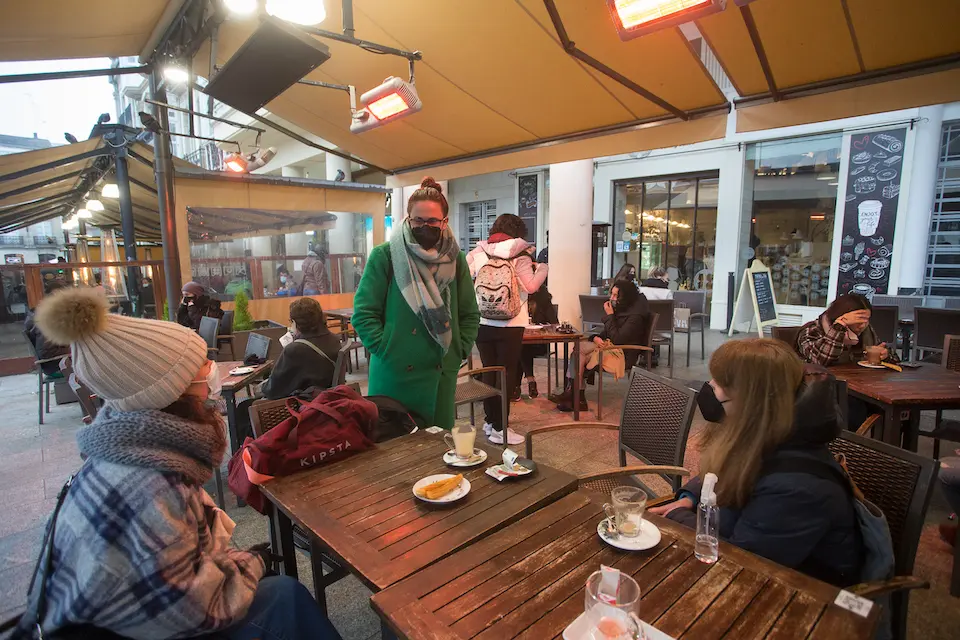 Tres chicas en la terraza de un restaurante el primer d&iacute;a del cierre perimetral decretado en Lugo, Galicia (Espa&ntilde;a), a 15 de enero de 2021. El cierre perimetral forma parte del paquete de nuevas restricciones de la Xunta para frenar la expansi&oacute;n del virus y que han entrado en vigor este viernes a las 00.00 horas. Actualmente, la capital lucense cuenta con una incidencia entre 50 y 150 casos por cada 100.000 habitantes, lo que la sit&uacute;a en riesgo medio-alto. Los contagios diagnosticados en los &uacute;ltimos 14 d&iacute;as en Lugo son 118.
Carlos Castro / Europa Press
15/1/2021