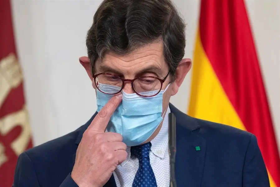 El exconsejero de salud de la Comunidad de Murcia Manuel Villegas durante la rueda de prensa de ayer. EFE/Marcial Guill&eacute;n