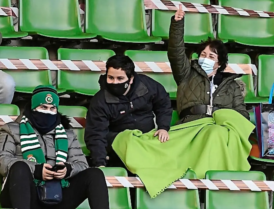 Aficionados del Racing en las gradas de Los Campos de Sport. / Hardy