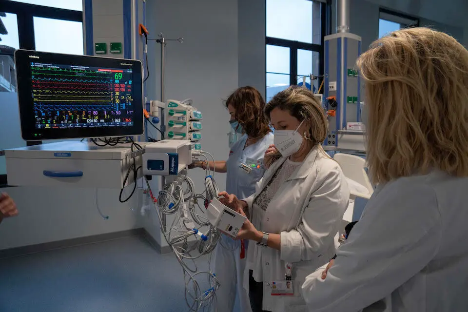 Los sanitarios durante la inauguraci&oacute;n de la nueva zona de UCI de Valdecilla. / TREVOL
