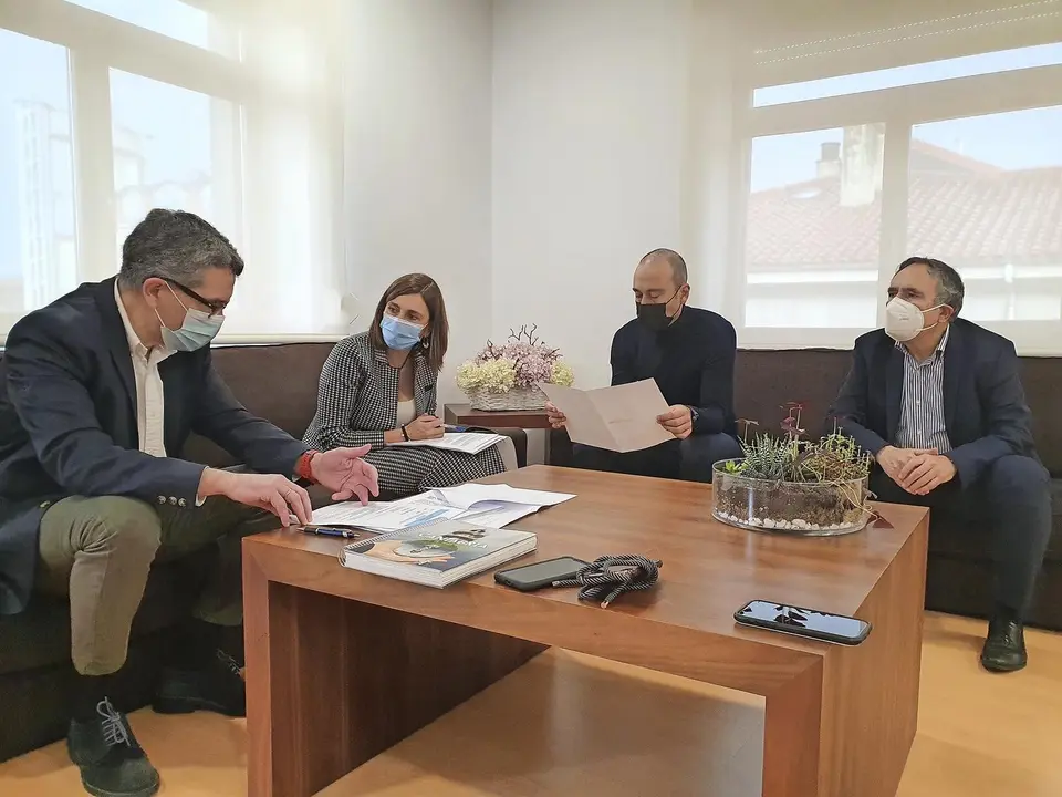 La Consejer&iacute;a de Presidencia, Justicia, Interior y Acci&oacute;n Exterior del Gobierno de Cantabria junto con parte del Gobierno torrelaveguense durante la reuni&oacute;n. / ALERTA