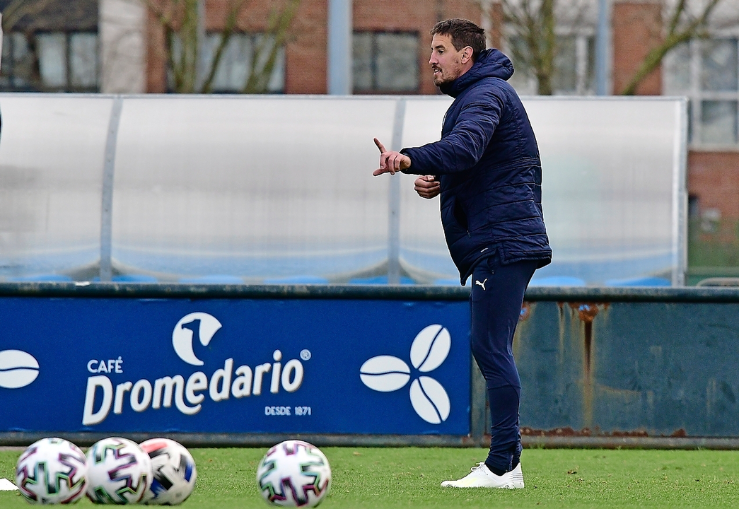 Aritz Solabarrieta, dirigiendo el entrenamiento. / Hardy
