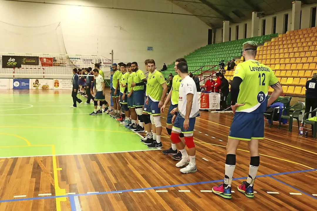 Los jugadores del equipo c&aacute;ntabro, preparados para iniciar un partido. / sergio cocho