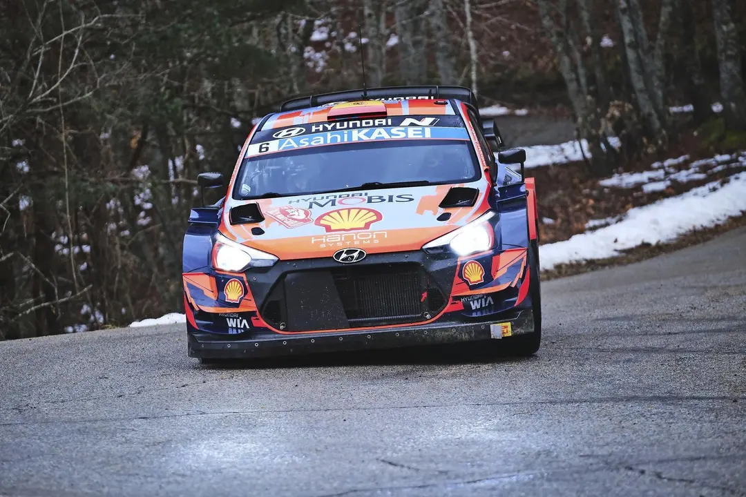Dani Sordo y Carlos del Barrio, a los mandos de su Hyundai, en uno de los primeros tramos de la jornada. / Hyundai Motorsport