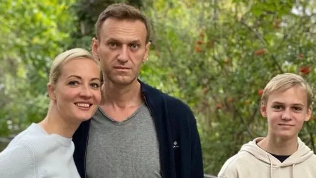 Alexei Navalny con su esposa Yulia y su hijo Zakhar en Berl&iacute;n el 2 de octubre.