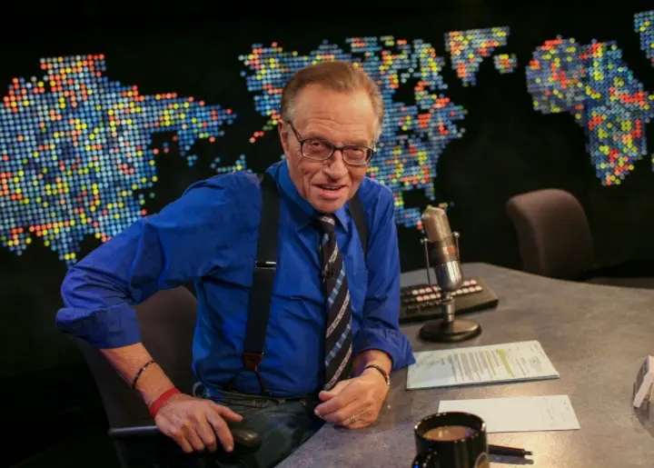 Larry King en el plat&oacute; de su programa de entrevistas de la CNN, "Larry King Live", que estuvo en antena durante 25 a&ntilde;os y fue el programa de mayor audiencia del canal de cable.