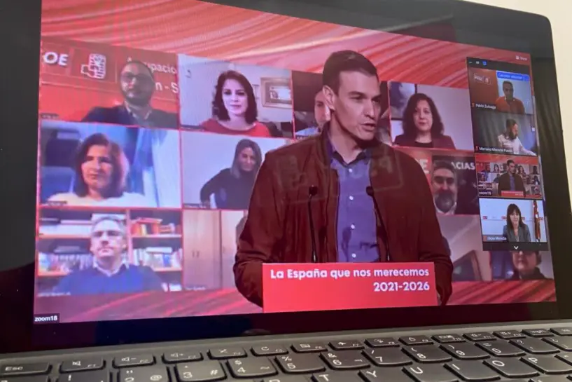 Zuloaga siguiendo el el Comit&eacute; Federal del PSOE a trav&eacute;s de su port&aacute;til. / ALERTA