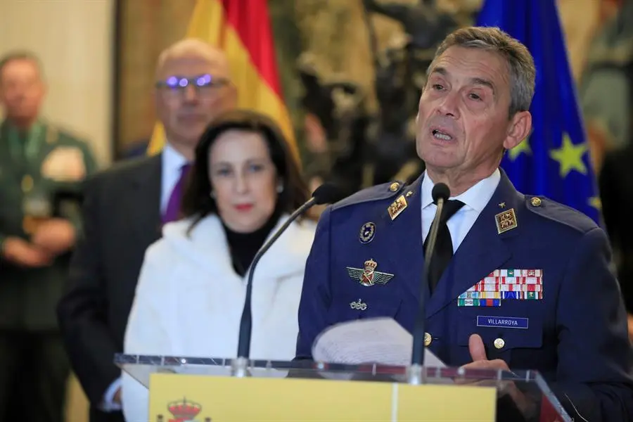 El jefe del Estado Mayor de la Defensa, el general del Aire Miguel &Aacute;ngel Villarroya Vilalta (d) durante su toma de posesi&oacute;n, en presencia de la ministra de Defensa, Margarita Robles (i). EFE/Fernando Alvarado/Archivo