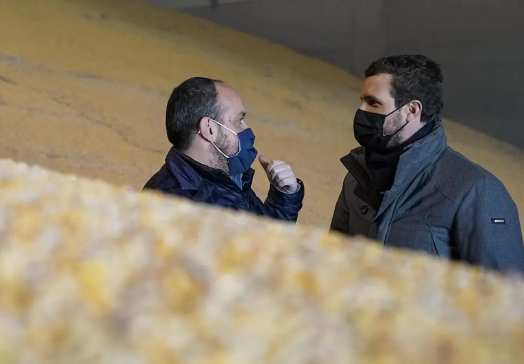 El l&iacute;der del PP. Pablo Casado, en su visita a las instalaciones de Comercial ALECA en Lleida, junto al presidente del PP de Catalu&ntilde;a, Alejandro Fern&aacute;ndez.