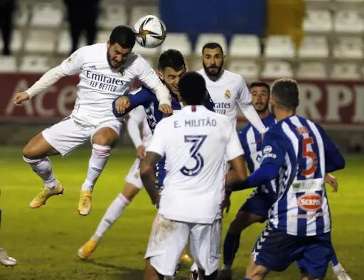 El centrocampista belga del Real Madrid, Eden Hazard, remata ante los defensores del Alcoyano durante el partido de dieciseisavos de final de la Copa del Rey. EFE/ Manuel Lorenzo/Archivo