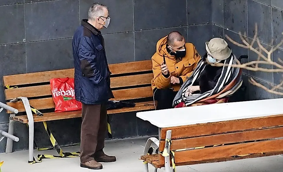 Dos personas visitan a una persona de avanzada edad que reside en una residencia de Santander. / HARDY