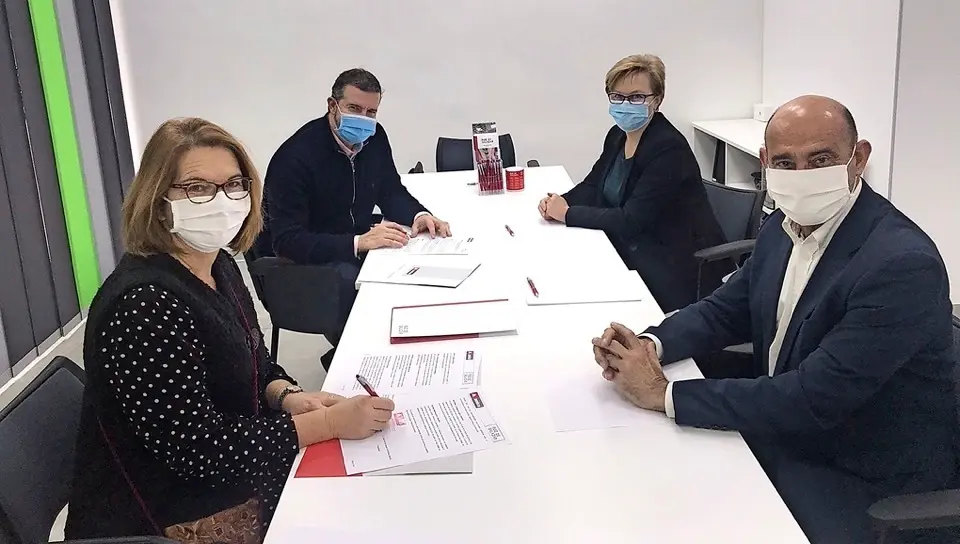 Firma del convenio entre los representantes de Amica y la Fundaci&oacute;n Ruiz de Salazar. / ALERTA