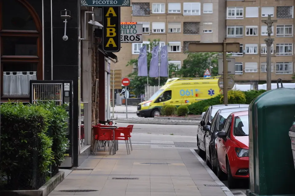 Vista de una ambulancia circulando por Torrelavega, ciudad que en estos momentos tiene 223 casos activos. / S.D.