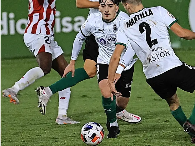 Ceballos, junto a Mantilla, tras dejar atr&aacute;s a Nico Williams. / Hardy