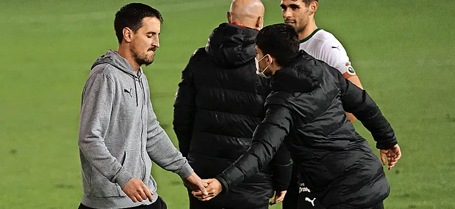 Solabarrieta, dando la mano tras el partido a un t&eacute;cnico rival. / Hardy