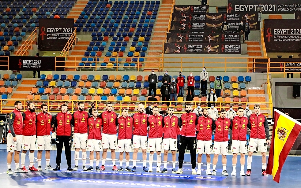 Los integrantes de la selecci&oacute;n espa&ntilde;ola de balonmano antes del inicio de un encuentro del Mundial. / ALERTA