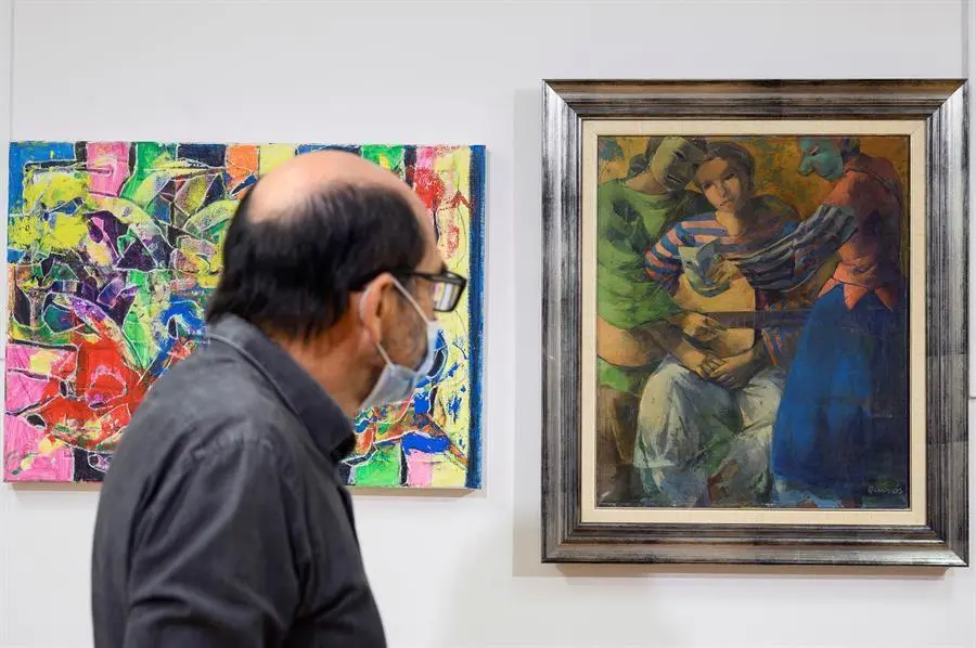 El comisario de la exposici&oacute;n, Alberto Salcines, observa este domingo una obra incluida en "De tal palo, tal astilla" en la sala Mauro Muriedas de Torrelavega. En esta muestra, padres e hijos exponen juntos sus obras para que el p&uacute;blico compruebe c&oacute;mo el amor por el arte tambi&eacute;n pasa de generaci&oacute;n en generaci&oacute;n . EFE/Pedro Puente Hoyos
