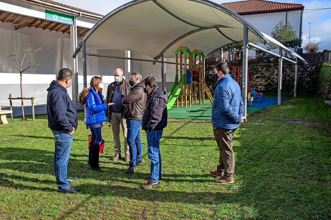 Autoridades durante la inauguraci&oacute;n del &aacute;rea infantil. / ALERTA