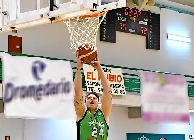 Un jugador del Pas Pi&eacute;lagos se dispone a anotar. / ALERTA