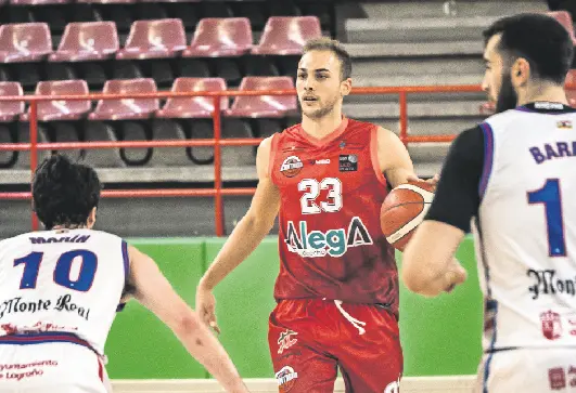 Fernando Sierra jug&oacute; el primer partido con el equipo c&aacute;ntabro. / Hugo G&oacute;mez