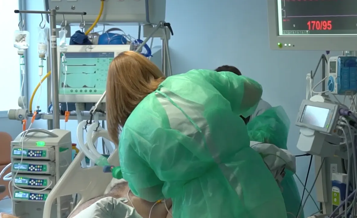 Sanitarios del Hospital Marqu&eacute;s de Valdecilla tratan a un paciente. / TREVOL