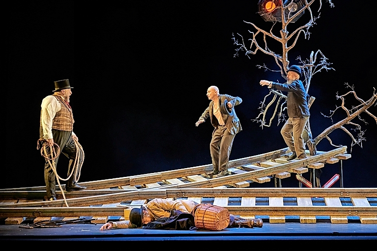 Escena de la obra de teatro &lsquo;Esperando a Godot&rsquo; de Samuel Beckett. / ALERTA