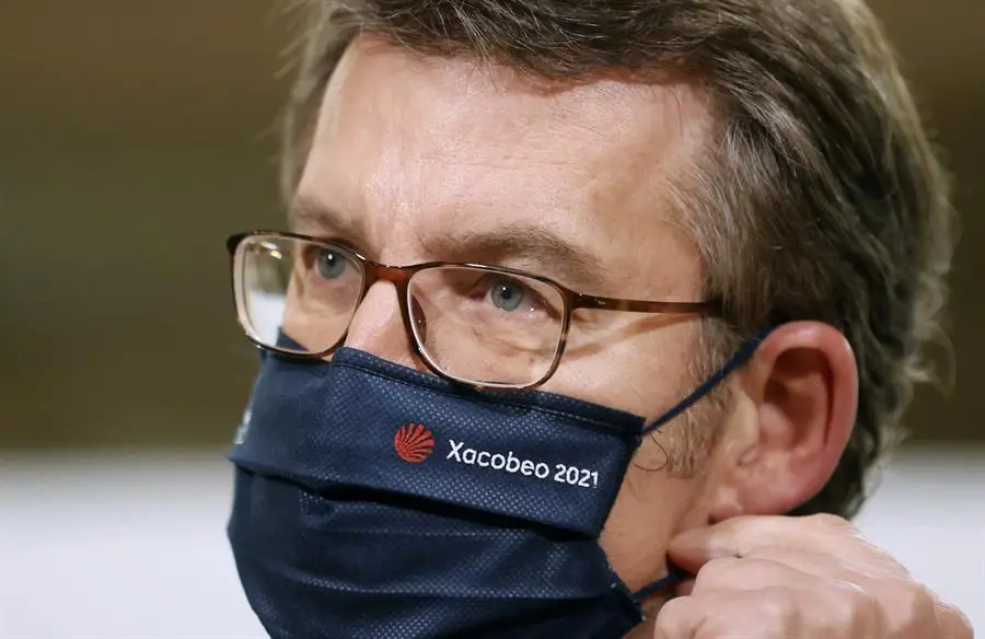 El presidente de la Xunta, Alberto N&uacute;&ntilde;ez Feij&oacute;o (i), da una rueda de prensa para anunciar las nuevas medidas tras la reuni&oacute;n del comit&eacute; cl&iacute;nico que estudia la evoluci&oacute;n de la pandemia, este lunes, en Santiago de Compostela. EFE/Lavandeira jr