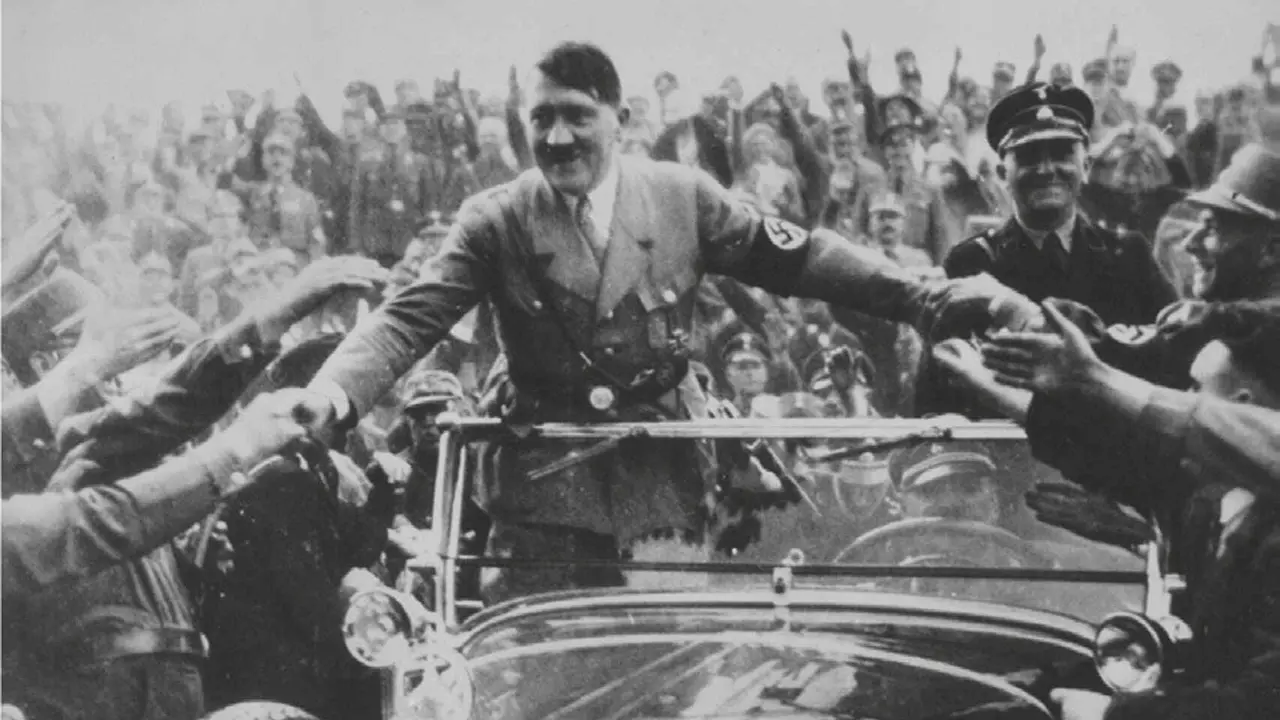 Adolf Hitler, d&aacute;ndose un ba&ntilde;o de masas.