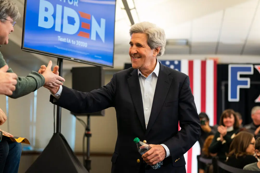 El enviado de Estados Unidos para cuestiones clim&aacute;ticas, John Kerry, junto al nuevo presidente, Joe Biden.EFE/EPA/JIM LO SCALZO/ARCHIVO