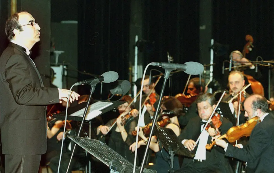 Elias Rahbani durante un concierto en 2000. Fue uno de los compositores libaneses m&aacute;s prol&iacute;ficos y queridos 
compositores, fusionando la m&uacute;sica tradicional &aacute;rabe con g&eacute;neros populares occidentales, como el rock psicod&eacute;lico 
y el R&B. / EFE