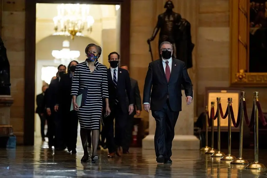 La secretaria de la C&aacute;mara de Representantes, Cheryl Johnson, junto con el sargento de armas de la C&aacute;mara, Tim Blodgett, encabezan a los encargados de la destituci&oacute;n de la C&aacute;mara de Representantes dem&oacute;crata mientras caminan por el Statuary Hall en el Capitolio para entregar al Senado el art&iacute;culo de destituci&oacute;n que alega incitaci&oacute;n a la insurrecci&oacute;n contra el ex presidente Donald Trump, en Washington, DC, Estados Unidos, el 25 de enero de 2021. La C&aacute;mara de Representantes destituy&oacute; al expresidente Donald J. Trump por incitaci&oacute;n a la insurrecci&oacute;n, el juicio en el Senado comenzar&aacute; el 08 de febrero. (Estados Unidos) EFE/EPA/J. Scott Applewhite / POOL